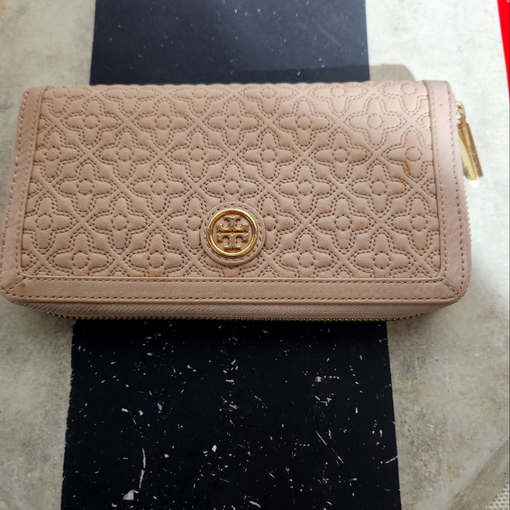 (SOLD) Tory Burch Tan Quilted WalletTory Burch Vanilla Cream Leather Zip Around
